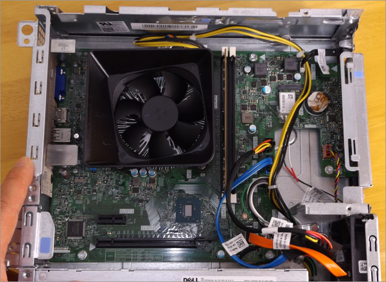 Inspiron 3268のPCケース内部と、マザーボード。DELLパソ兄さんレビュー
