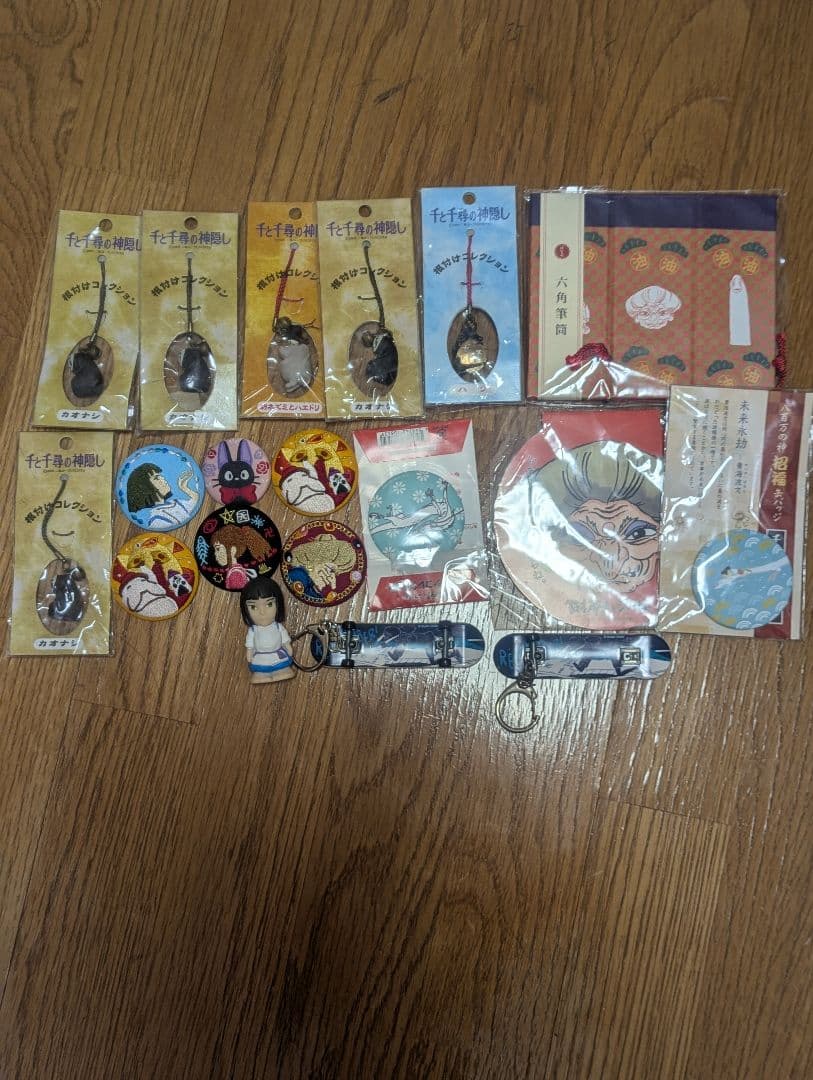 ジブリ まとめ売り キーホルダー 筆筒 ストラップ 缶バッジ ジブリ まとめ売り キーホルダー 筆筒 ストラップ 缶バッジの通販はau